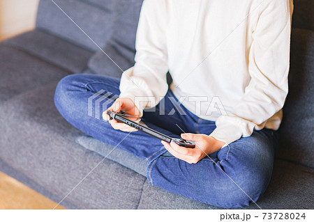 ゲーム コントローラで遊ぶティーンエイジャー 【eスポーツ】 ゲーム コントローラで遊ぶティーンエイジャー 【eスポーツ】 73728024