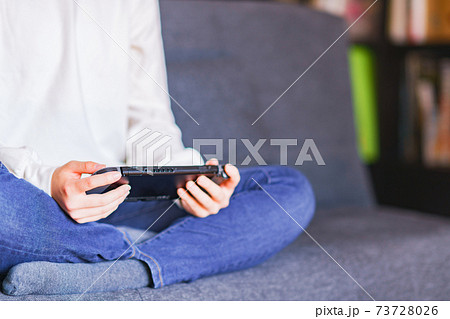 ゲーム コントローラで遊ぶティーンエイジャー 【eスポーツ】 ゲーム コントローラで遊ぶティーンエイジャー 【eスポーツ】 73728026