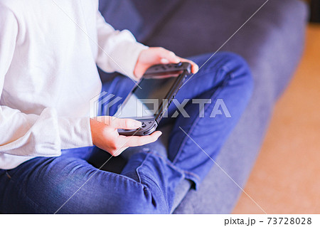 ゲーム　コントローラで遊ぶティーンエイジャー　【eスポーツ】 73728028