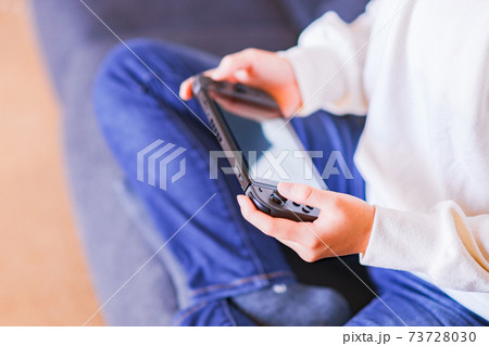 ゲーム コントローラで遊ぶティーンエイジャー 【eスポーツ】 ゲーム コントローラで遊ぶティーンエイジャー 【eスポーツ】 73728030