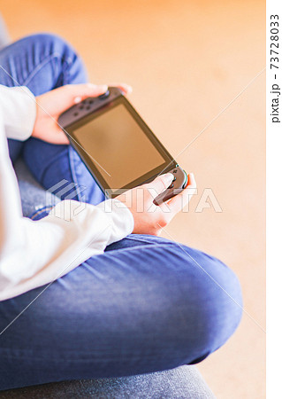 ゲーム　コントローラで遊ぶティーンエイジャー　【eスポーツ】 73728033