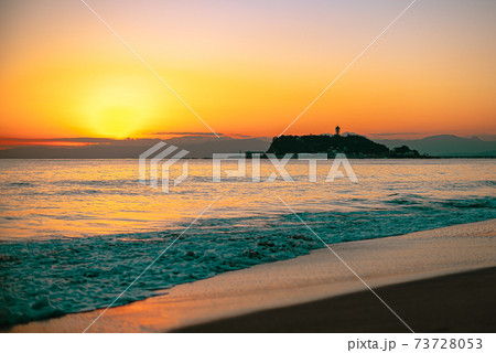 七里ヶ浜から望む夕景の江の島 73728053