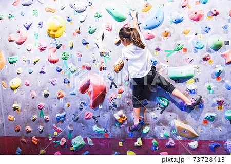 ボルダリング 子供 スポーツの写真素材