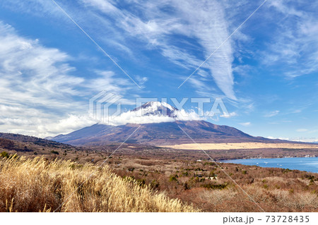 冬、12月としては冠雪が少ない富士山を山中湖パノラマ台付近から望む(雲多め) 山梨県山中湖村 冬、12月としては冠雪が少ない富士山を山中湖パノラマ台付近から望む(雲多め) 山梨県山中湖村 73728435
