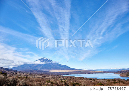 冬、12月としては冠雪が少ない富士山を山中湖パノラマ台付近から望む(雲多め) 山梨県山中湖村 冬、12月としては冠雪が少ない富士山を山中湖パノラマ台付近から望む(雲多め) 山梨県山中湖村 73728447