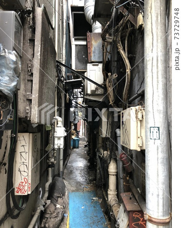 歌舞伎町の路地裏の風景 東京都新宿区歌舞伎町 の写真素材