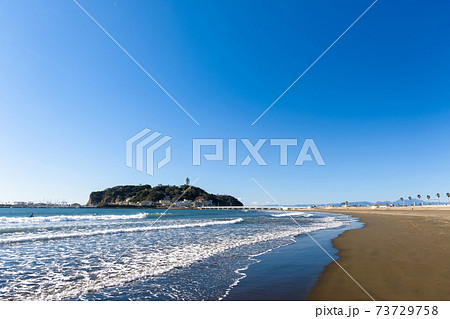 神奈川県藤沢市 青空の江ノ島と片瀬東浜海水浴場 神奈川県藤沢市 青空の江ノ島と片瀬東浜海水浴場 73729758