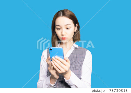 スマホを見る女性 73730313