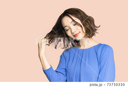 女性のヘアケアイメージ 女性のヘアケアイメージ 73730330