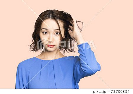 女性の美容イメージ　ヘアケア  73730334