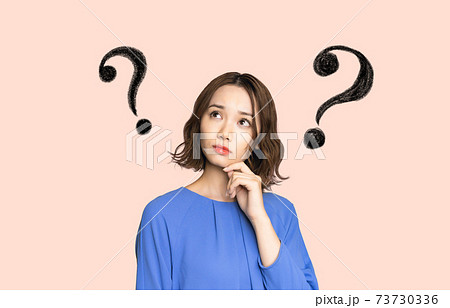 疑問を持つ女性 73730336