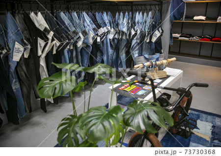 児島ジーンズのお店で買い物を楽しむ 73730368