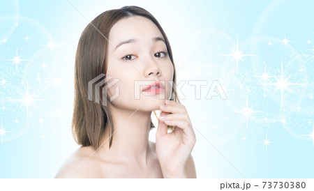 女性の美容イメージ　スキンケア　キラキラ背景 73730380