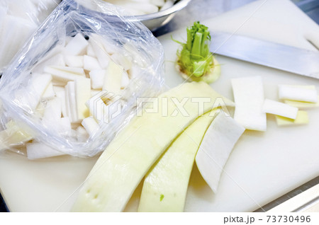 青首大根の皮の短冊切り 73730496