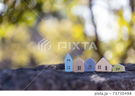 木漏れ日バックの5軒の木製のカラフルな小さなおうち 73730498