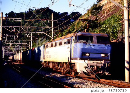 1997年　朝の東海道線を行くEF200-20コンテナ貨物列車 73730759