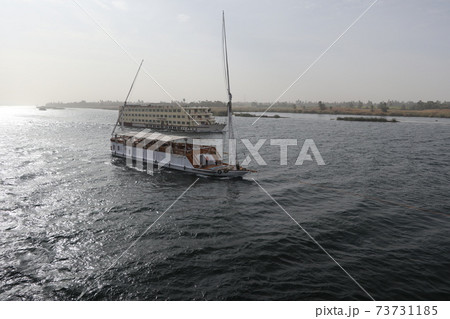 ナイル川の風景・ナイル川のクルーズ船(The Nile River in Egypt) 73731185