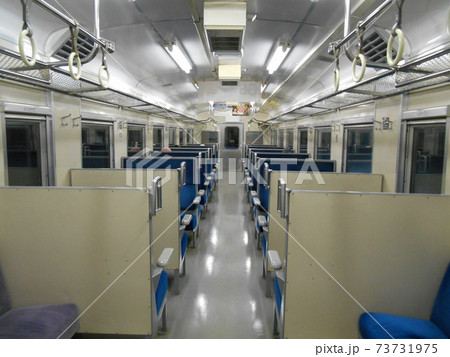 根室本線を走る普通列車の車内 根室本線を走る普通列車の車内 73731975