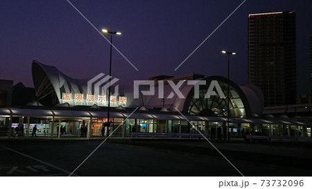 家路を急ぐ人々が集まってくる夕暮れの国際展示場駅 73732096