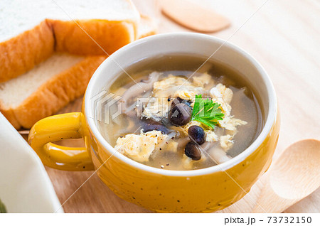 しめじと卵のコンソメスープ 73732150