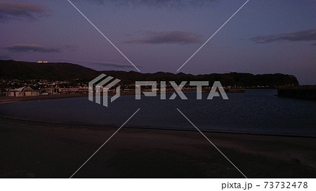 ひと気の消えた秋の夕暮れ時の豊浦海浜公園キャンプ場 ひと気の消えた秋の夕暮れ時の豊浦海浜公園キャンプ場 73732478