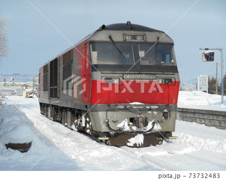札幌へ向かうコンテナ貨物列車の発車まで富良野駅で待機するディーゼル機関車 73732483