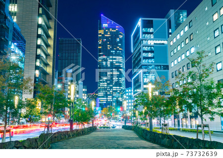 マッカーサー通りから見た虎ノ門ヒルズの夜景 73732639