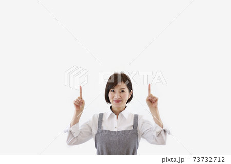 上を指さす女性 73732712