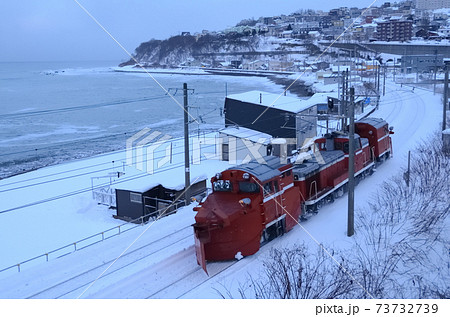 夜中の除雪作業に向けて待機場所の小樽築港駅へ向かうラッセル機関車 73732739