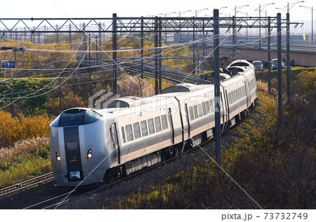 秋の柔らかな西日にボディを輝かせる特急「カムイ」 73732749