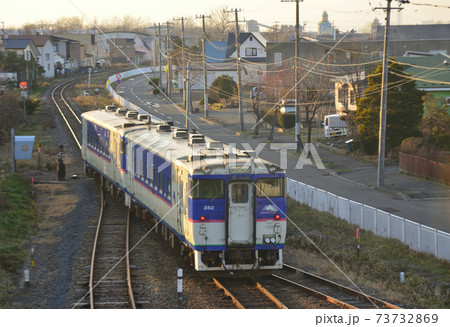 鵡川駅から苫小牧駅に向けて出発した普通列車(後追い) 鵡川駅から苫小牧駅に向けて出発した普通列車(後追い) 73732869