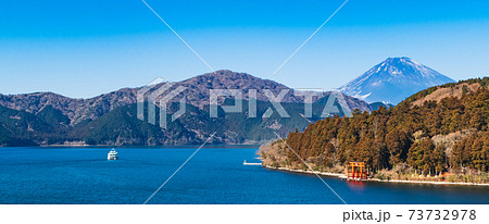 芦ノ湖　富士山と周遊する観光船　冬景　ワイド 73732978
