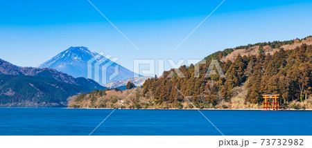 芦ノ湖　富士山と箱根神社　冬景　ワイド 73732982