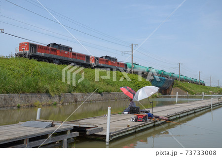 釣り堀を横目に四日市へ帰る石油輸送タンク車 73733008