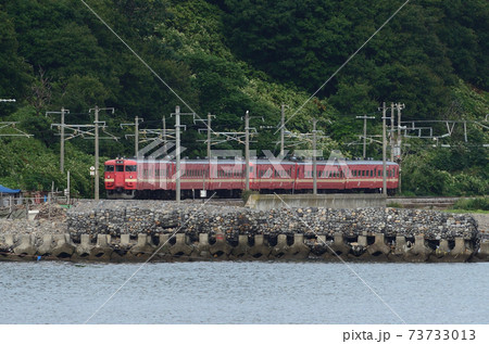 朝の銭函駅付近を行く赤電の普通列車 朝の銭函駅付近を行く赤電の普通列車 73733013