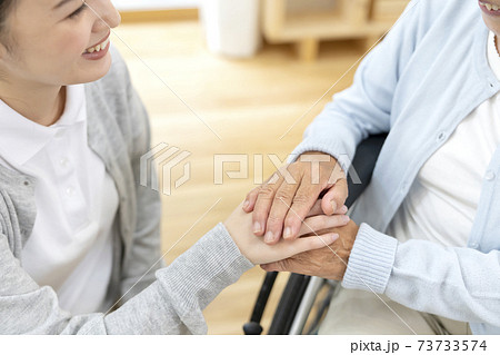 介護イメージ　手を握る　ボディパーツ　パーツカット 73733574