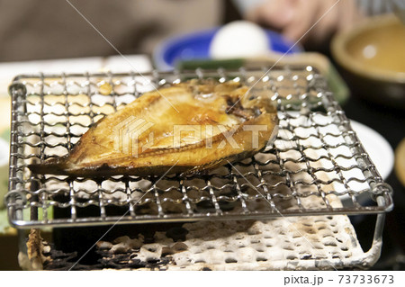 鮎の干物を炙る 73733673