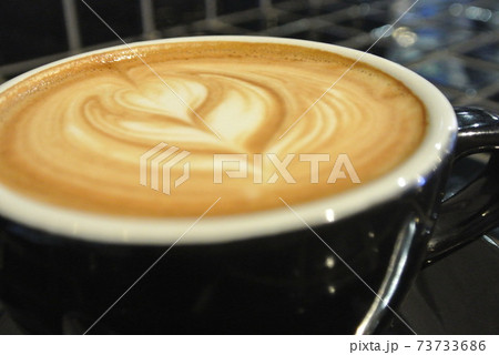 ゆったりとたっぷりのカプチーノを楽しむ 73733686
