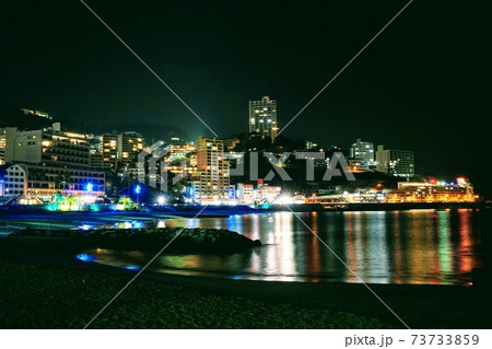 熱海の海岸沿いの夜景 73733859