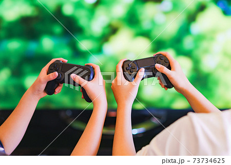 ゲーム　対戦　兄弟　姉妹　家族　eスポーツ 73734625