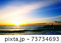朝焼けの小田原御幸が浜海岸と堤防と灯台 73734693