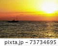 朝焼けの海と漁船のシルエット 73734695