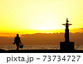 朝焼けの堤防と釣り人のシルエット 73734727