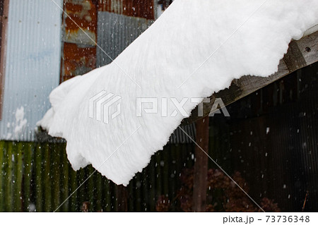 屋根に積もる雪 73736348