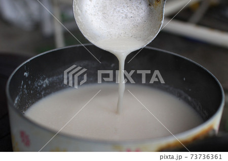 屋外の薪ストーブで甘酒作り 屋外の薪ストーブで甘酒作り 73736361