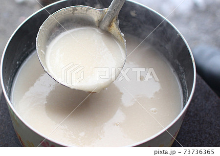 屋外の薪ストーブで甘酒作り 屋外の薪ストーブで甘酒作り 73736365
