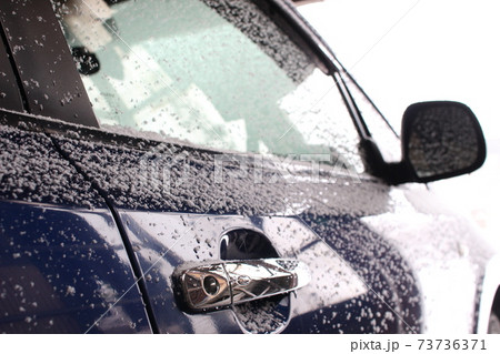 車に積もる雪 73736371