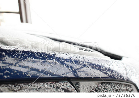 車に積もる雪 73736376
