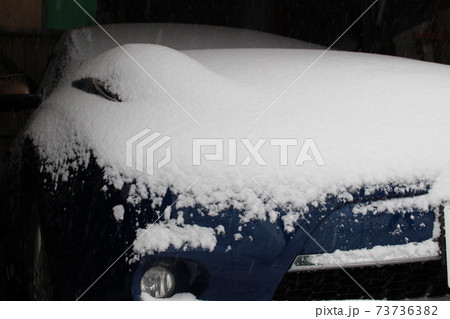 車に積もる雪 73736382