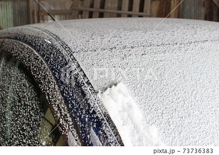車に積もる雪 73736383